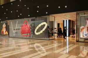 2023年led透明屏多少钱一个平方,透明屏有哪些优点?